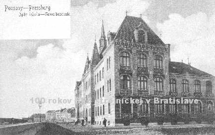 Budova koly tesne pred otvorenm.
Klikni a zvi
