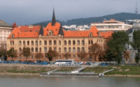 Zvi pohad na sastn budovu koly